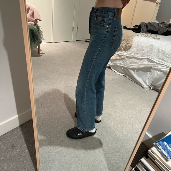 Levi’s Ribcage Jeans in Medium Wash - Picture 5 of 8